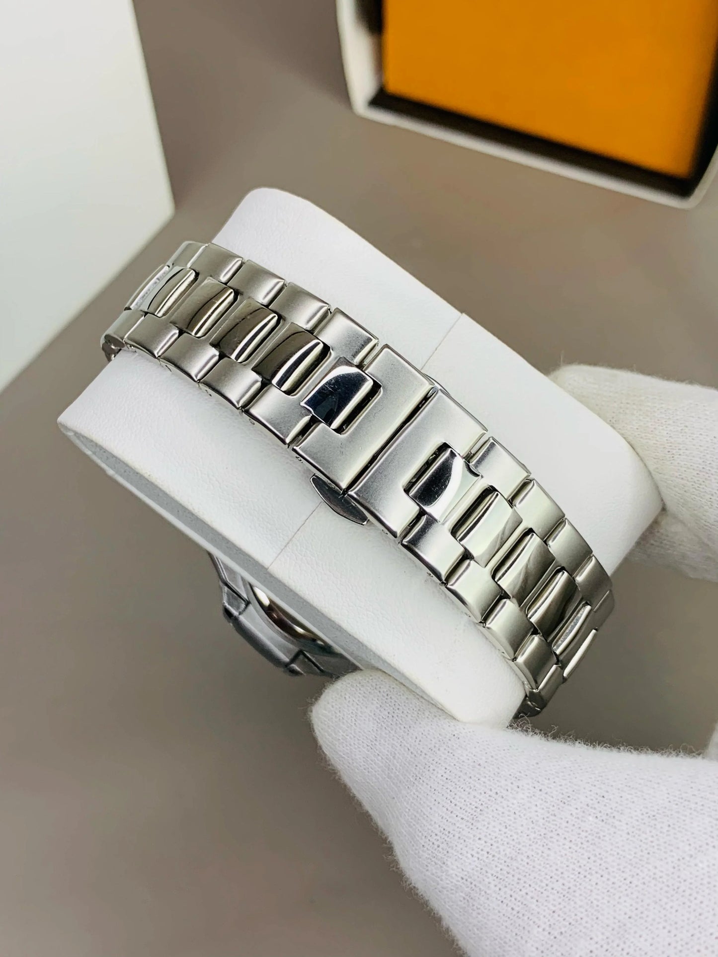 Elegant Steel Timepiece – Modern Look, Timeless Style